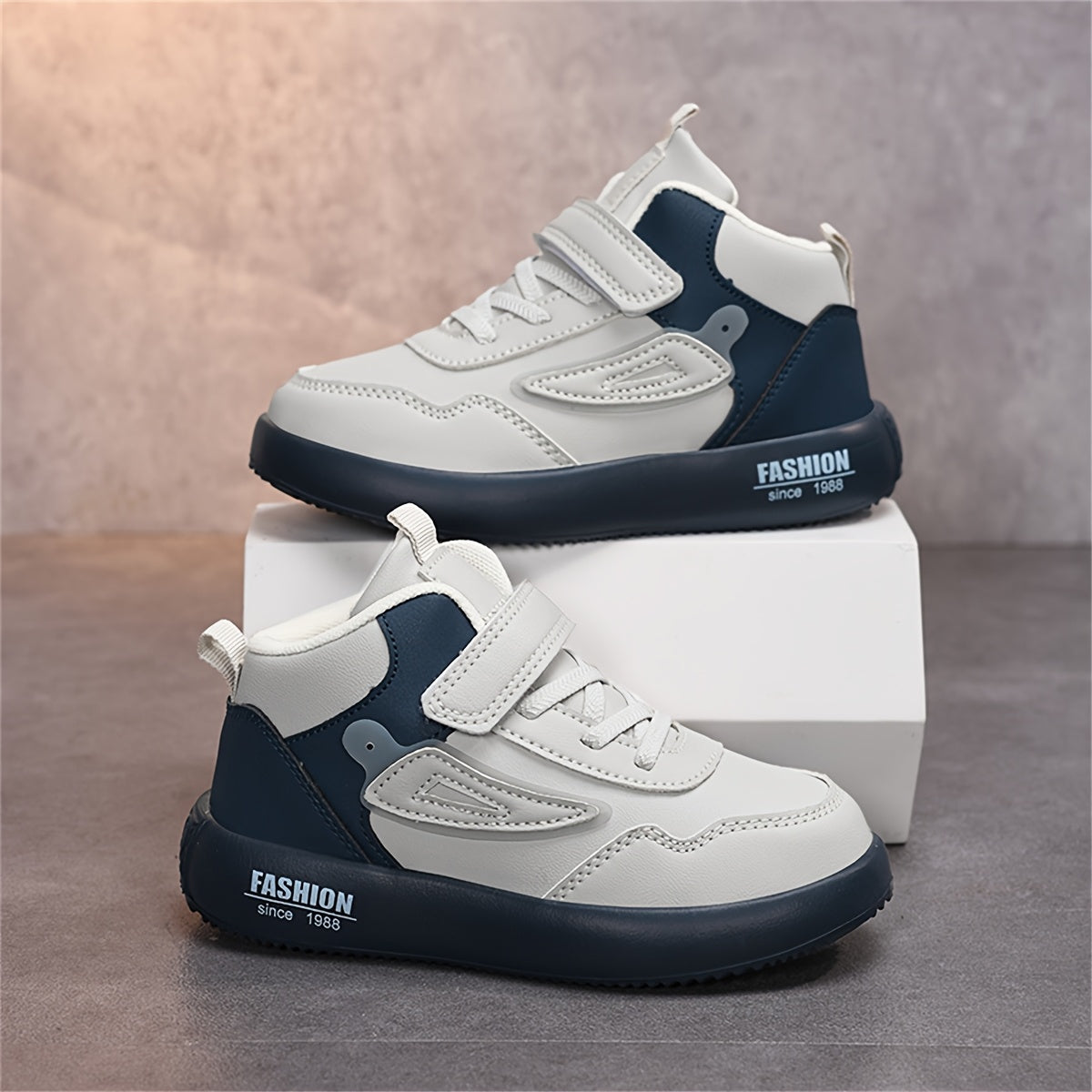 Youngsters' Vintage-Inspired Mid-Top Shoes - Black & White, Easy Fastening, Ideal for Everyday Activities & Jogging