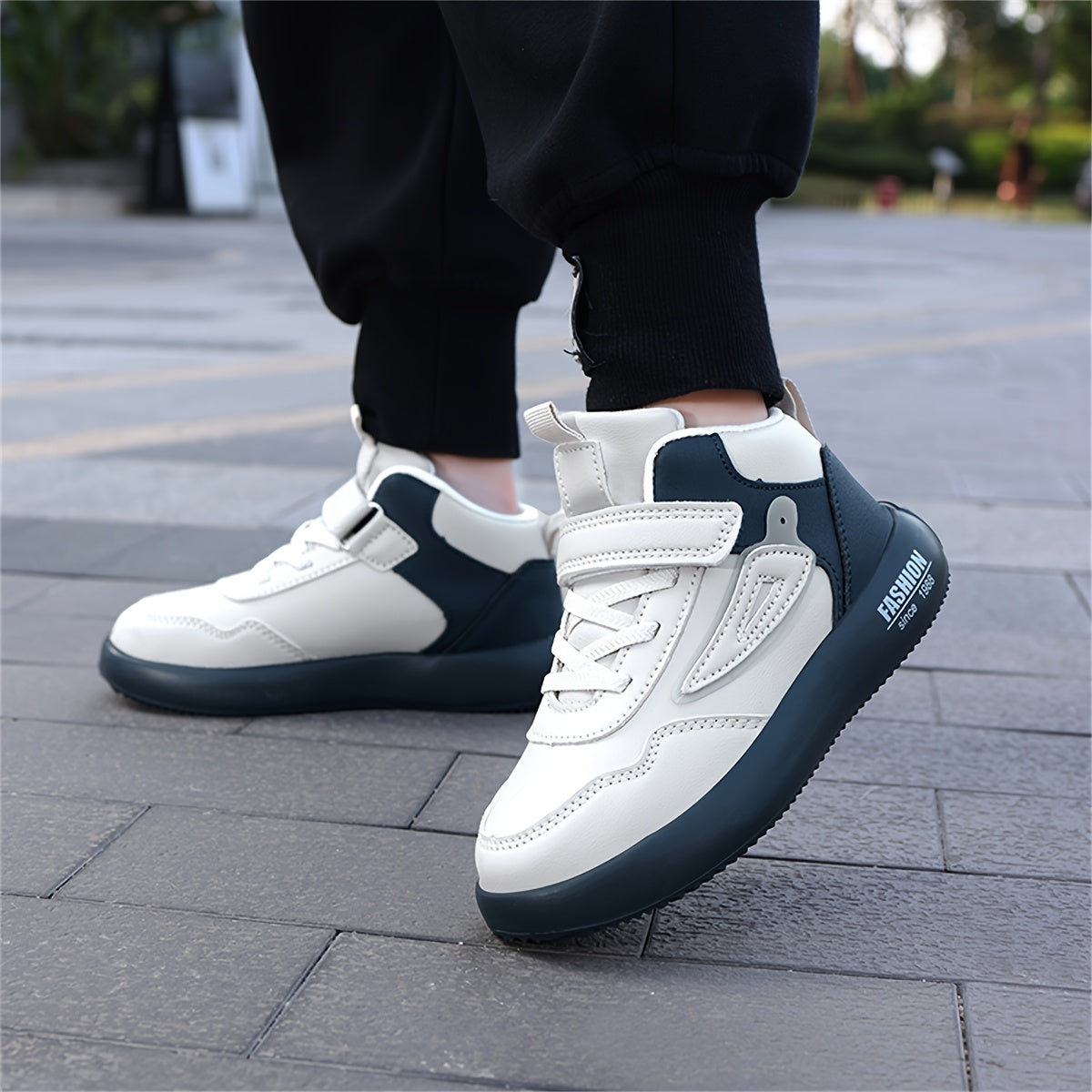 Youngsters' Vintage-Inspired Mid-Top Shoes - Black & White, Easy Fastening, Ideal for Everyday Activities & Jogging