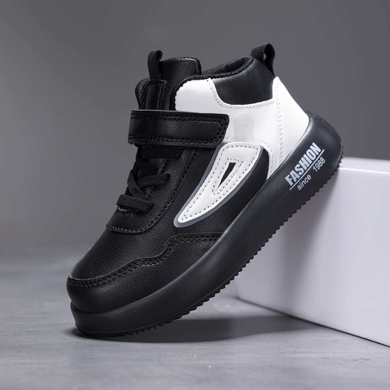 Youngsters' Vintage-Inspired Mid-Top Shoes - Black & White, Easy Fastening, Ideal for Everyday Activities & Jogging