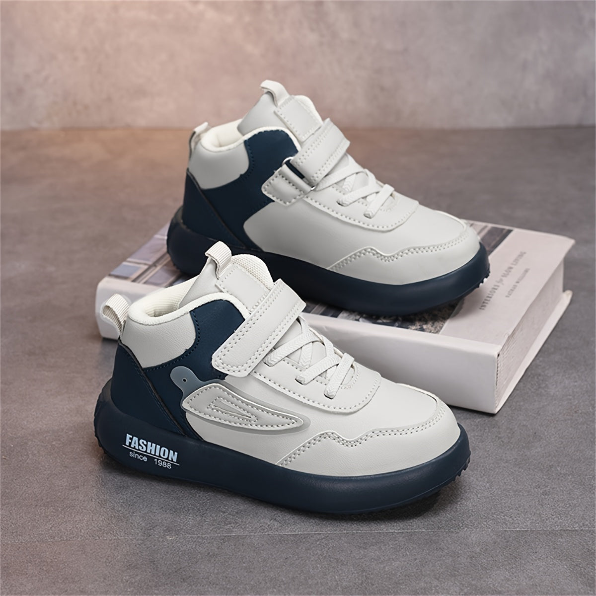 Youngsters' Vintage-Inspired Mid-Top Shoes - Black & White, Easy Fastening, Ideal for Everyday Activities & Jogging
