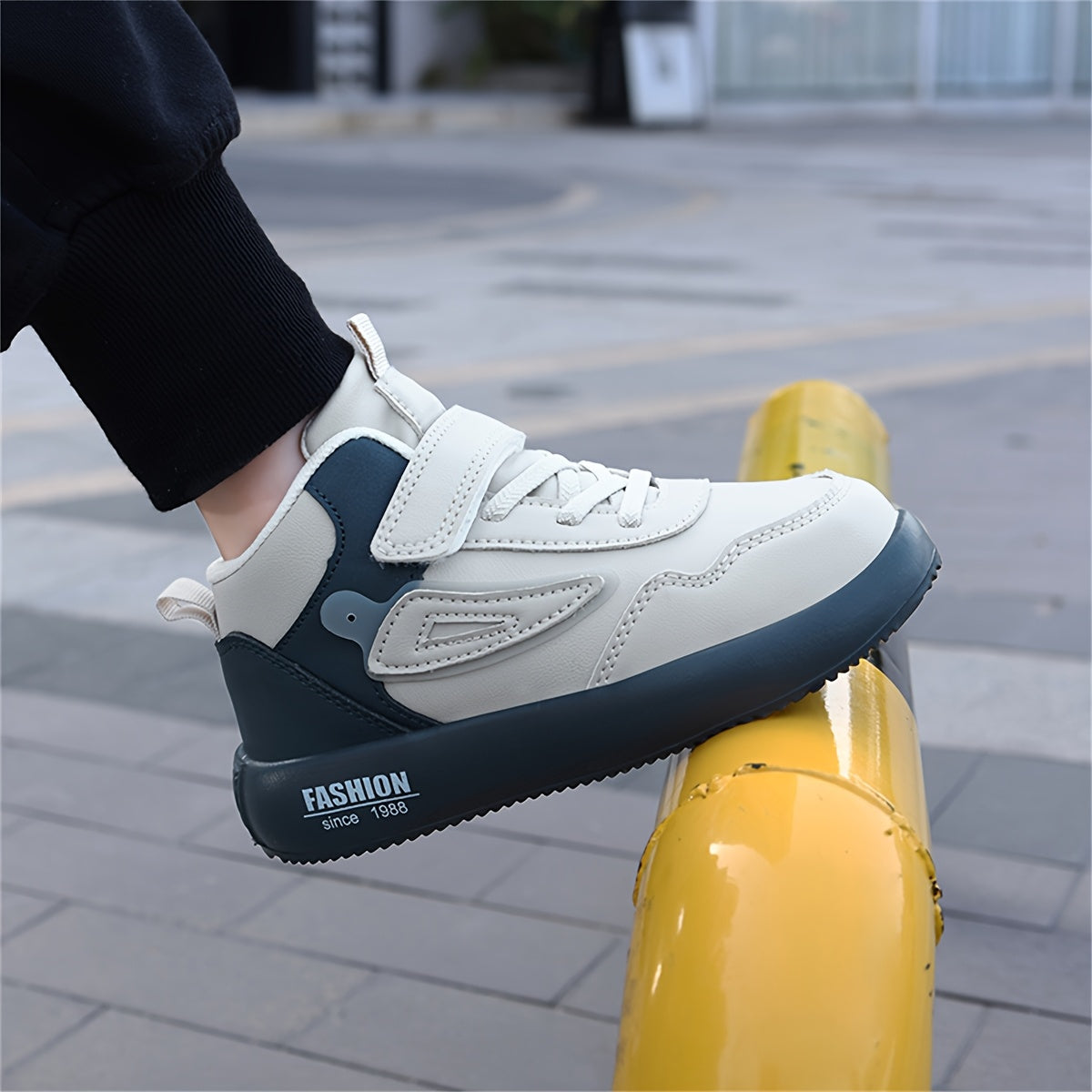 Youngsters' Vintage-Inspired Mid-Top Shoes - Black & White, Easy Fastening, Ideal for Everyday Activities & Jogging