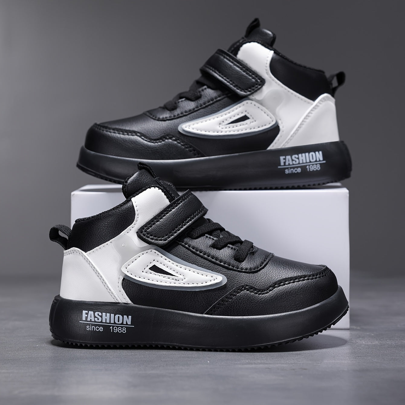Youngsters' Vintage-Inspired Mid-Top Shoes - Black & White, Easy Fastening, Ideal for Everyday Activities & Jogging
