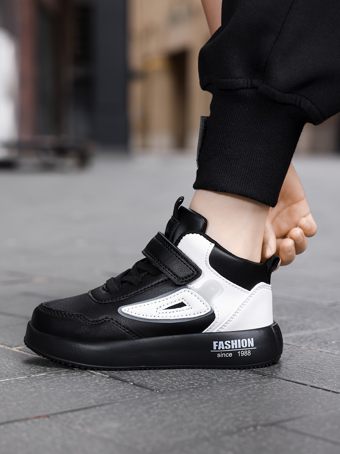 Youngsters' Vintage-Inspired Mid-Top Shoes - Black & White, Easy Fastening, Ideal for Everyday Activities & Jogging