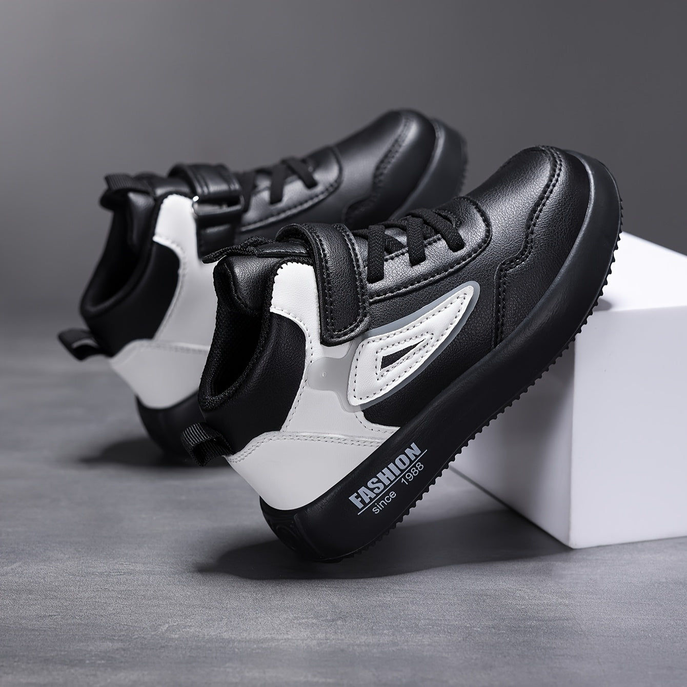 Youngsters' Vintage-Inspired Mid-Top Shoes - Black & White, Easy Fastening, Ideal for Everyday Activities & Jogging