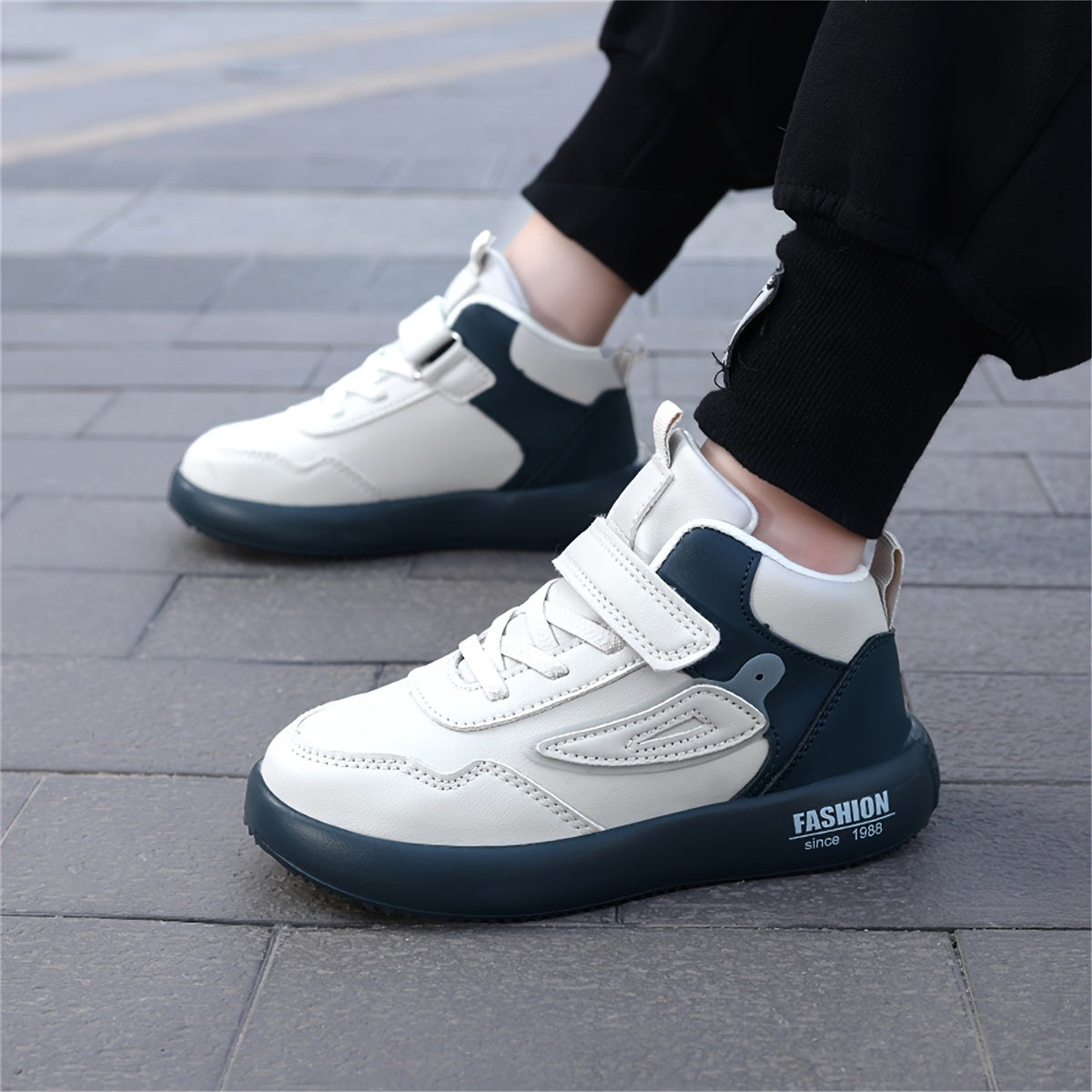 Youngsters' Vintage-Inspired Mid-Top Shoes - Black & White, Easy Fastening, Ideal for Everyday Activities & Jogging