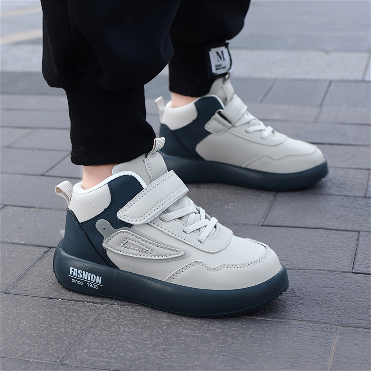 Youngsters' Vintage-Inspired Mid-Top Shoes - Black & White, Easy Fastening, Ideal for Everyday Activities & Jogging