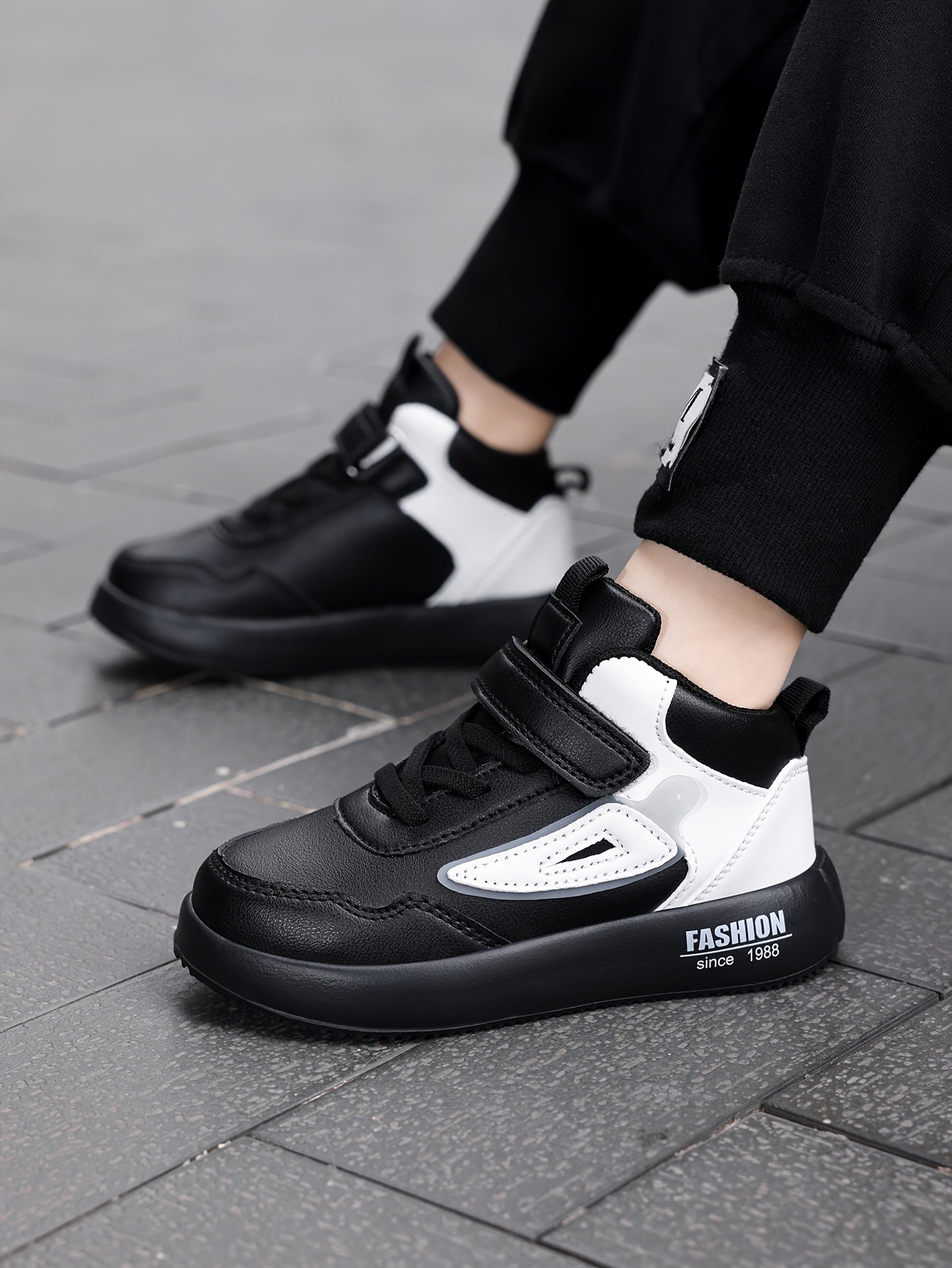 Youngsters' Vintage-Inspired Mid-Top Shoes - Black & White, Easy Fastening, Ideal for Everyday Activities & Jogging