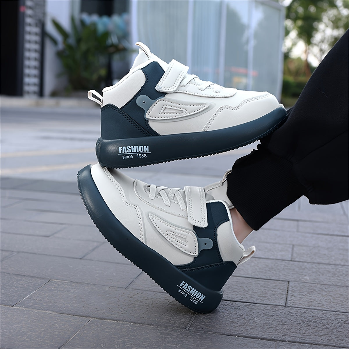 Youngsters' Vintage-Inspired Mid-Top Shoes - Black & White, Easy Fastening, Ideal for Everyday Activities & Jogging