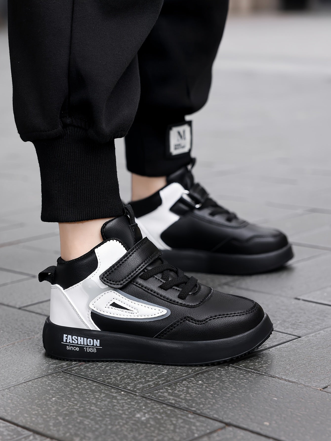 Youngsters' Vintage-Inspired Mid-Top Shoes - Black & White, Easy Fastening, Ideal for Everyday Activities & Jogging