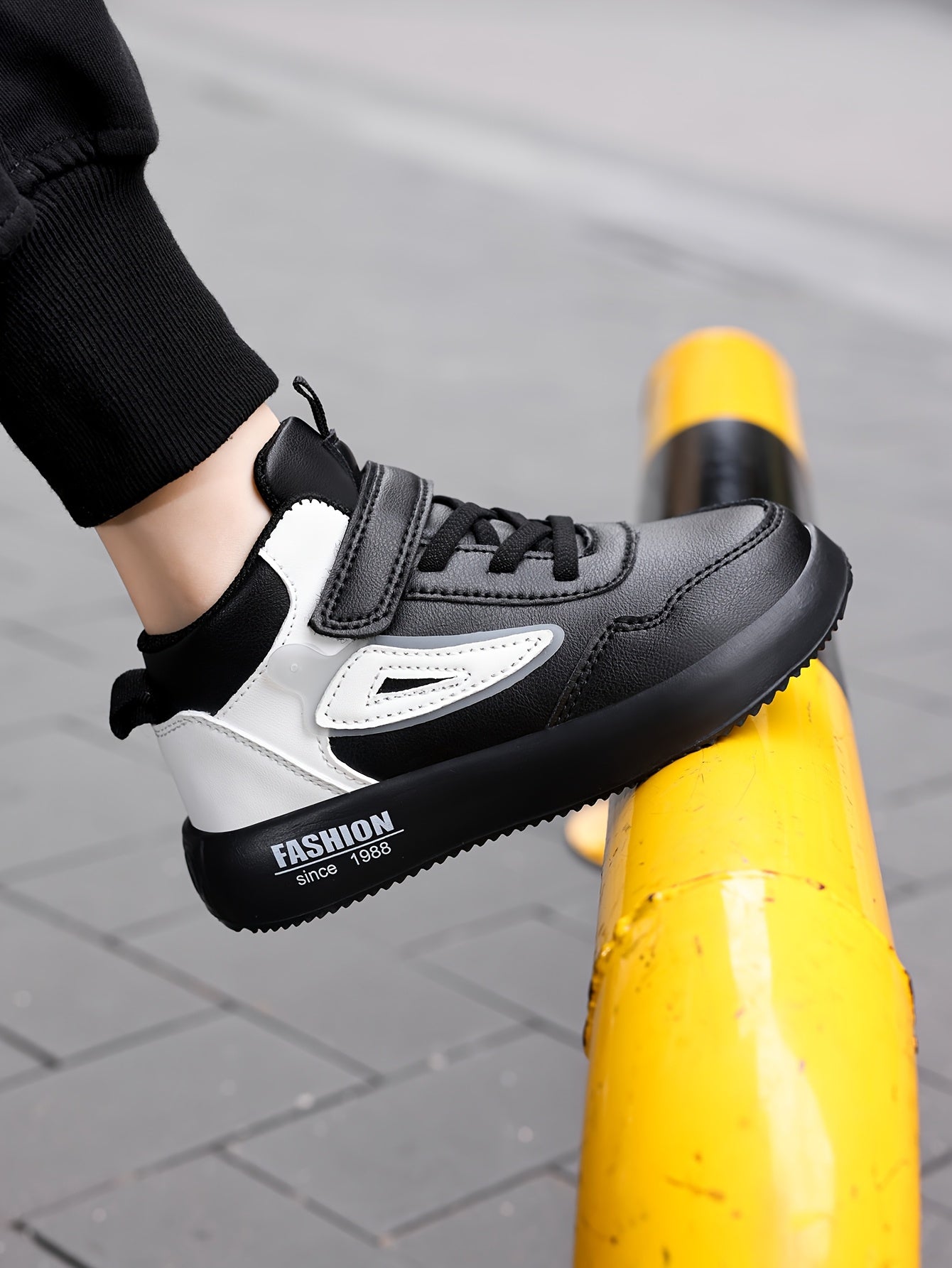Youngsters' Vintage-Inspired Mid-Top Shoes - Black & White, Easy Fastening, Ideal for Everyday Activities & Jogging