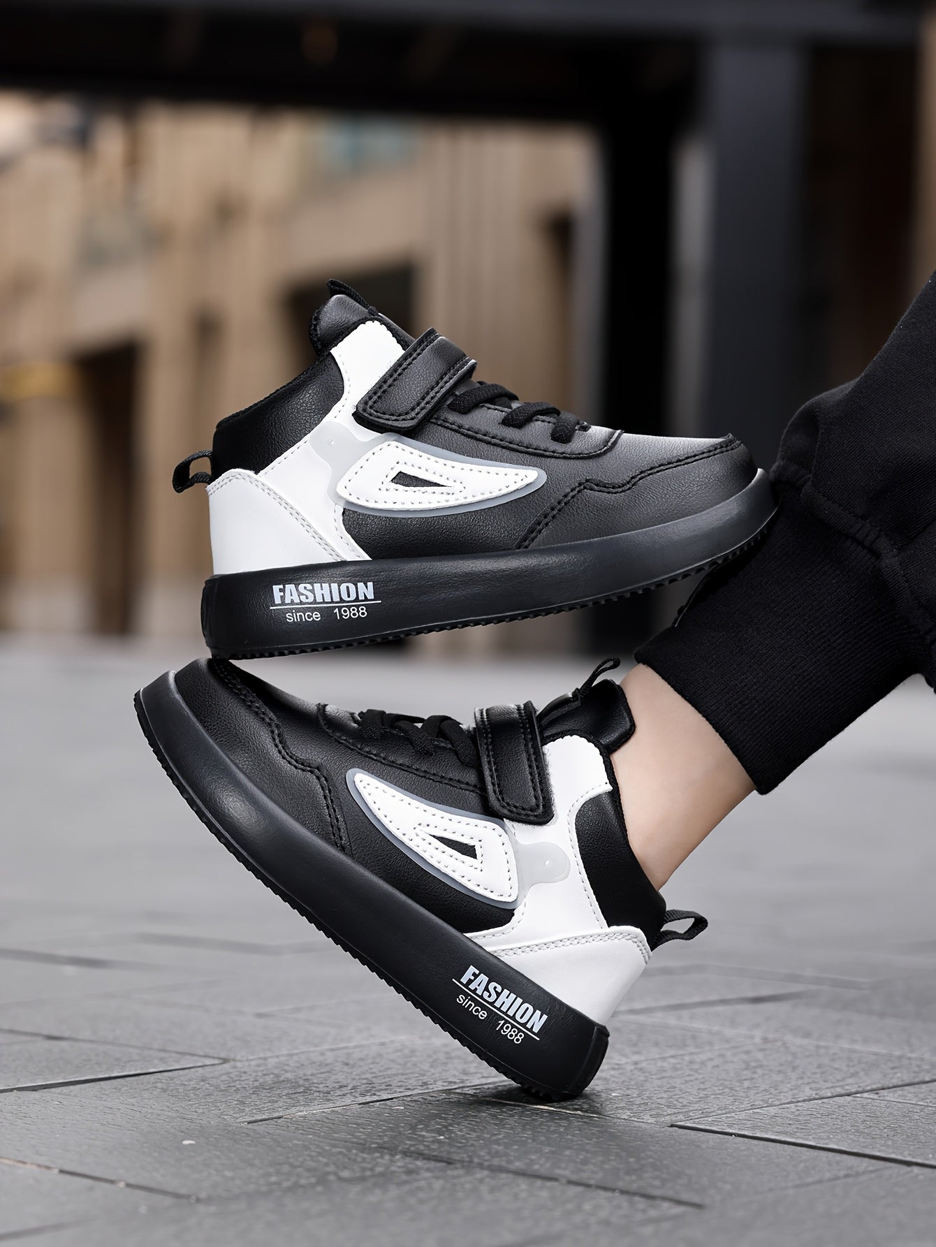 Youngsters' Vintage-Inspired Mid-Top Shoes - Black & White, Easy Fastening, Ideal for Everyday Activities & Jogging